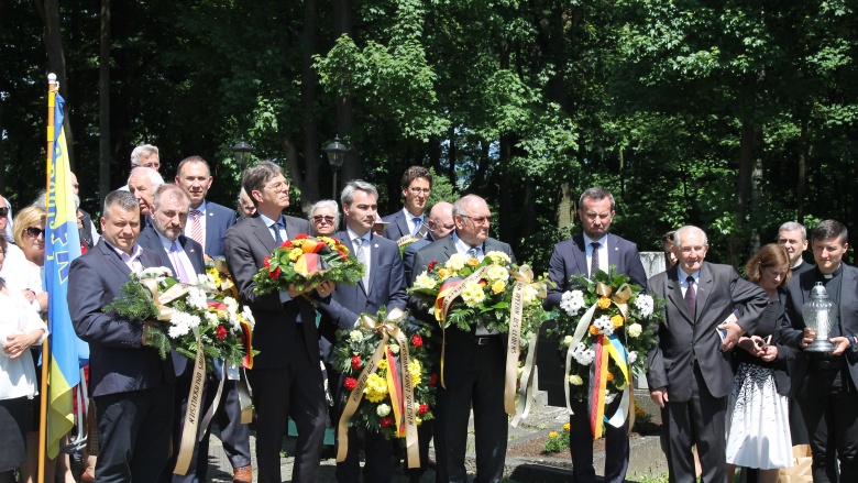 Vor der Kranzniederlegung auf dem Annaberger Friedhof