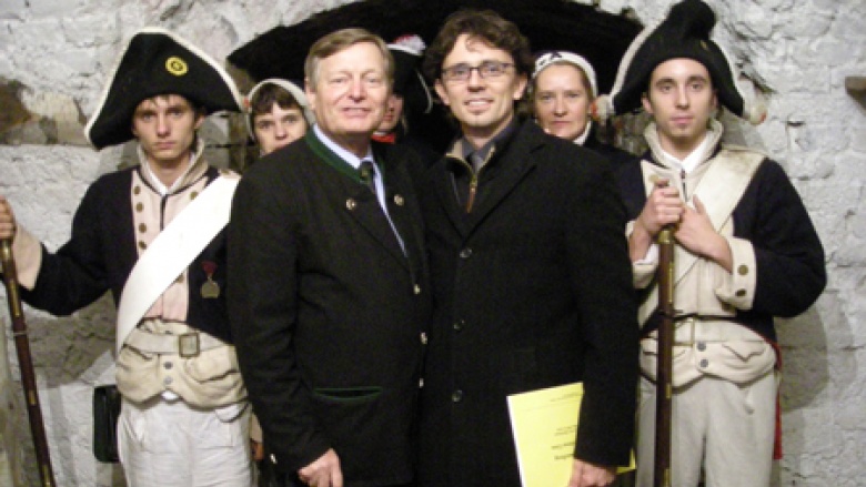 Helmut Sauer (links) bei einem Besuch in der Festung Silberberg mit dem zuständigen Bürgermeister von Silberberg Marek Janikowski (rechts).