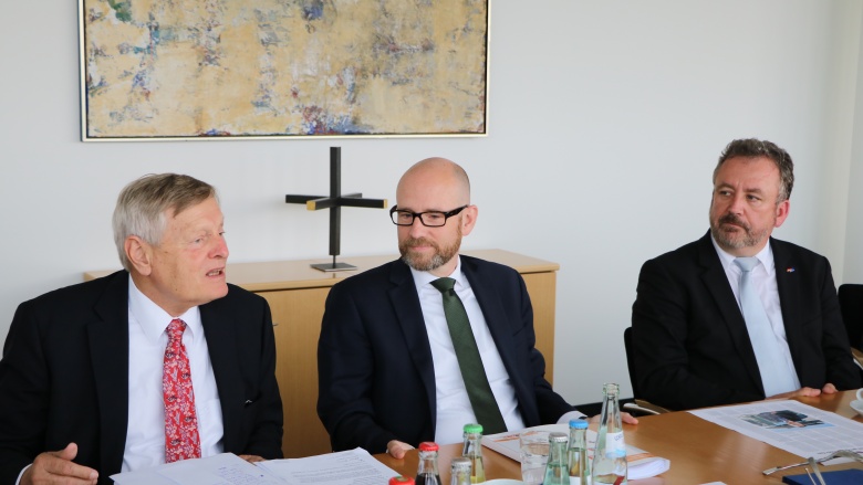 Helmut Sauer, Dr. Peter Tauber MdB und Dr. Bernd Fabritius MdB (v.l.n.r.).