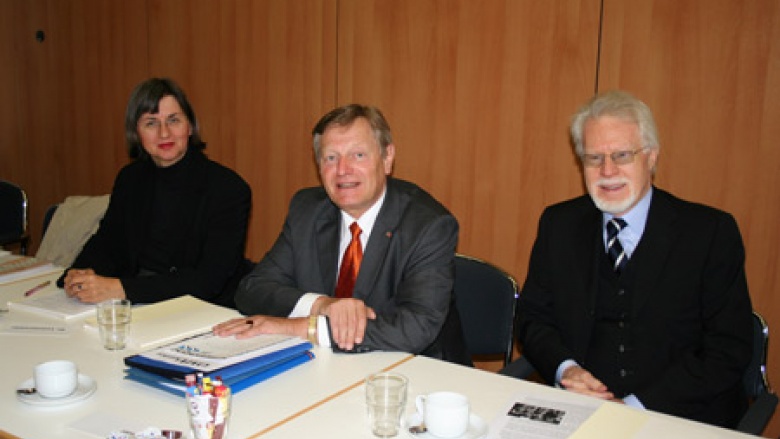 (v.l.n.r.) Dr. Doris Lemmermeier, Geschäftsführerin des Deutsch-Polnischen Jugendwerkes, Helmut Sauer, OMV-Bundesvorsitzender, Ministerialdirigent i. R. Winfried Smaczny, Vorstandsvorsitzender des Deutschen Kulturforums östliches Europa e.V. 