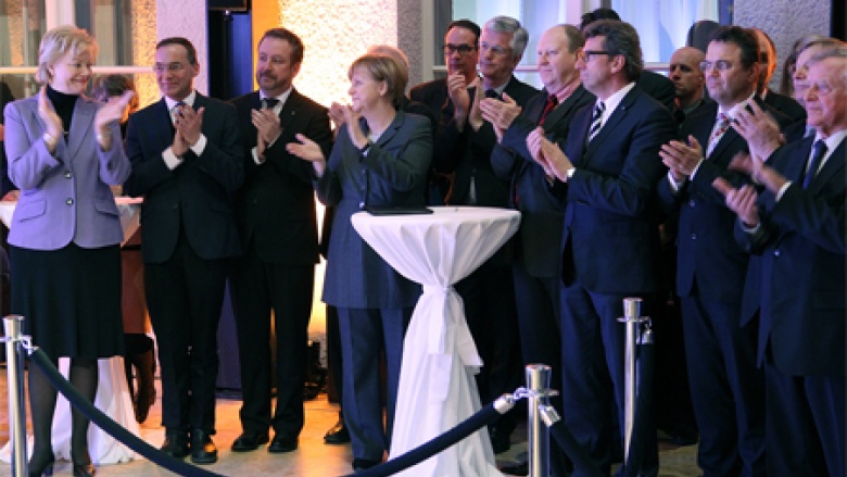 (v.l.n.r.) Erika Steinbach MdB, Oliver Dix, Dr. Bernd Fabritius, Dr. Angela Merkel MdB, Christian Knauer, Klaus Brähmig MdB, Georg Schmid MdL, Dr. Hans-Peter Friedrich MdB, Helmut Sauer und Arnold Tölg