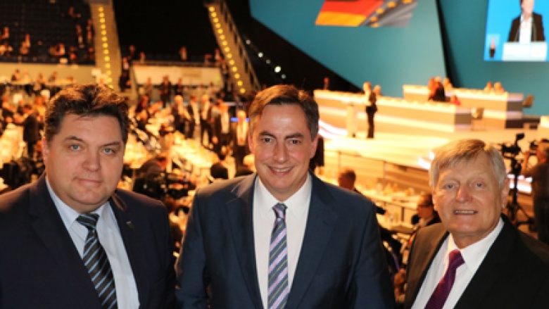 (v.l.n.r.): Uwe Schäfer, David McAllister MdEP und Helmut Sauer im Plenum des CDU-Parteitags in Essen