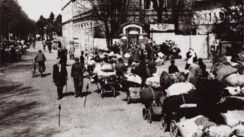 Gutsinspektor Alfons Sauer (linker Pfeil) und seine Ehefrau Florentine-Hedwig mit dem vier Monate alten Helmut und der zweijährigen Renate (rechter Pfeil) am 28. April 1946