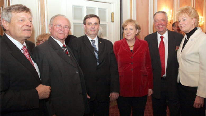 BdV-Vizepräsident Helmut Sauer, BdV-Präsidentin Erika Steinbach sowie Staatsminister Bernd Neumann trafen mit der Bundeskanzlerin die Delegation aus Oberschlesien (Kosak und Gaida)