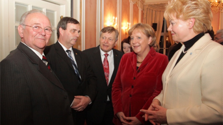 BdV-Vizepräsident Helmut Sauer, BdV-Präsidentin Erika Steinbach sowie Staatsminister Bernd Neumann trafen mit der Bundeskanzlerin die Delegation aus Oberschlesien (Kosak und Gaida)