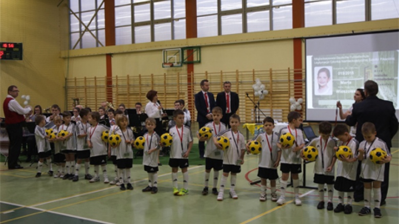 Die Kinder bekamen Ihre Mitgliedsausweise und eine Autogrammkarte von Miroslav Klose überreicht.