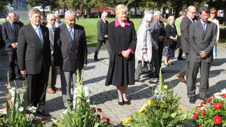 (1. Reihe v.l.n.r.): Helmut Sauer (Salzgitter), Rüdiger Jakesch, Erika Steinbach MdB und Ehrhart Körting (SPD).