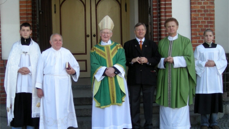 Das Foto zeigt Altabt Adalbert (Bildmitte), Helmut Sauer (3.v.r.) und Stadtpfarrer Günter Kurowski (St. Liebfrauen Ratibor, 2.v.r.) beim Besuch der Dominikanerkirche in Ratibor im Jahr 2008.