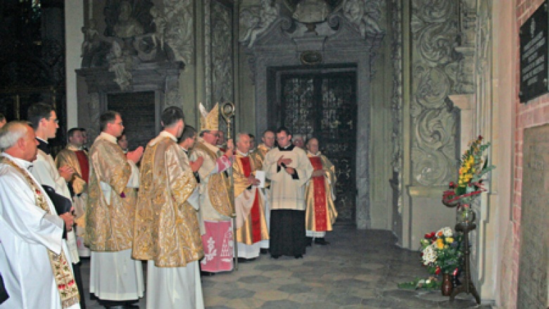 Erzbischof Marian Golebiewski beim gemeinsamen Dank und Fürbittengebet vor dem Gedenkstein Kardinal Bertrams im Breslauer Dom