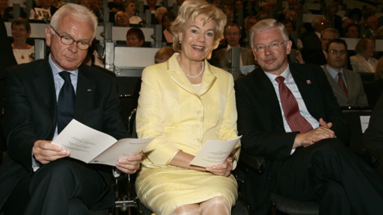 v.l.n.r.: Prof. Dr. Hans -Gert Pöttering, Präsident des Europäischen Parlaments Erika Steinbach, Präsidentin des Bundes der Vertriebenen und stellv. Bundesvorsitzende der OMV; Roland Koch, Ministerpräsident des Landes Hessen