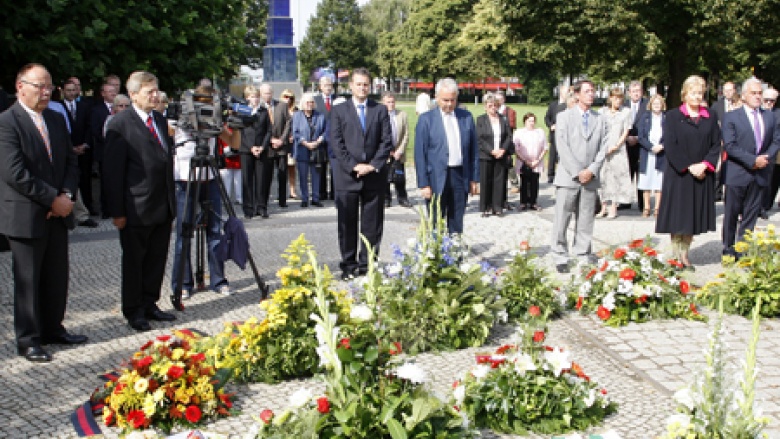 Kranzniederlegung am Vertriebenendenkmal (Theodor-Heuss-Platz)