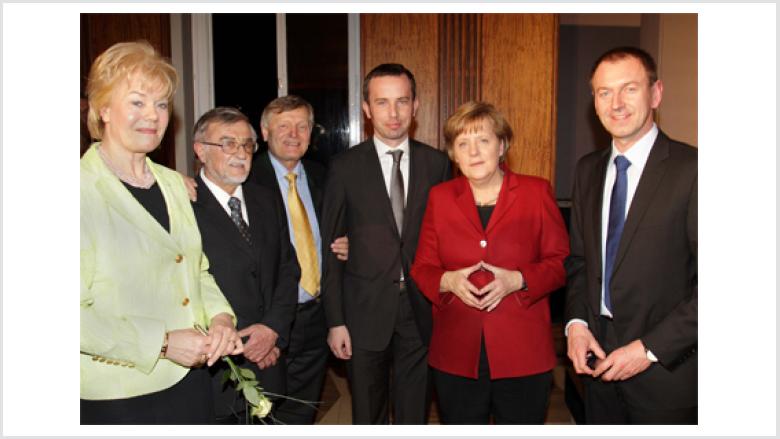 Beim Jahresempfang des BdV im Kronprinzenpalais (v.l.n.r.)  Erika Steinbach MdB, Prof. Dr. Rudolf Grulich, Helmut Sauer, Rafal Bartek, Dr. Angela Merkel MdB und Norbert Rasch