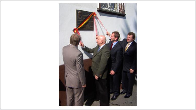 Die feierliche Enthüllung der Gedenktafel durch Mitglieder des Vorstandes der SKGD: (v.l.n.r.) Bernard Gaida (Guttentag), Heinrich Kroll (Gogolin), Norbert Rasch (Proskau).