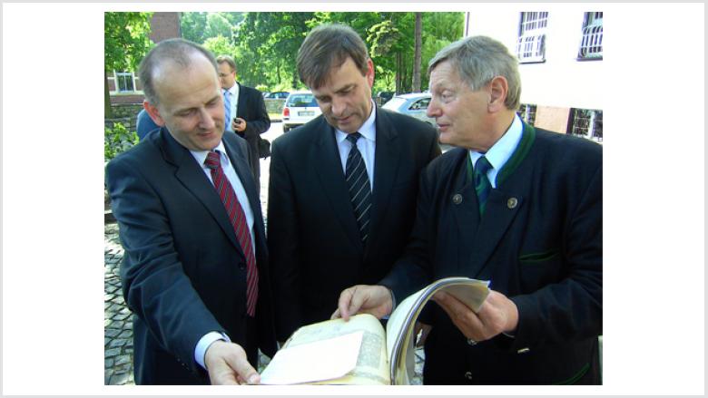 Auch die offiziellen Vertreter der deutschen Volksgruppe zeigten starkes Interesse an den historischen Briefen, wie z.B. Josef Kotys (links) und Bernard Gaida (Mitte) hier mit Helmut Sauer (rechts).