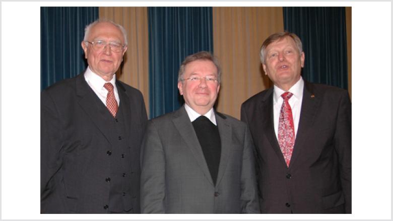 Dr. Joachim Giela (Münster, Mitte) mit Prof. Dr. Josef Joachim Menzel (Mainz, links) und Helmut Sauer (Salzgitter, rechts).