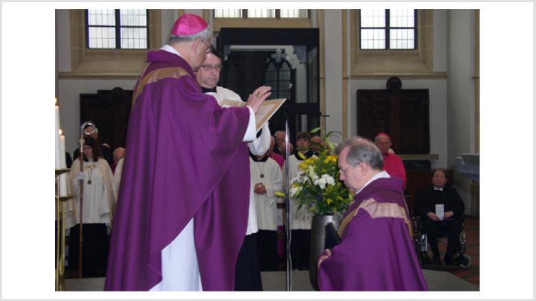 Vertriebenenbischof Dr. Hauke (Erfurt) segnet den neuen Visitator Pfarrer Dr. Joachim Giela (Münster), der in Oppeln zum Priester geweiht worden war.