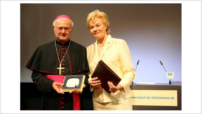 Der mit der Ehrenplakette des BdV, geehrte Erzbischof von Freiburg und Vorsitzende der Deutschen Bischofskonferenz, Dr. Robert Zollitsch (Heimatvertriebener aus Filipovo, westl. Batschka/Jugoslawien), mit BdV-Präsidentin Erika Steinbach MdB