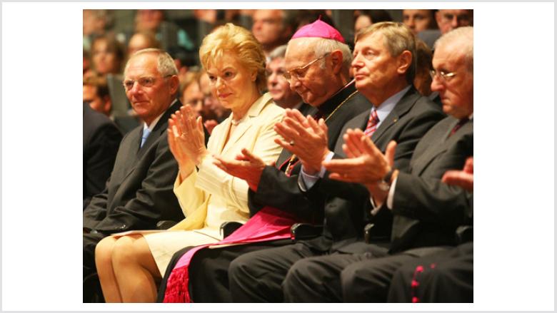 (v.l.n.r.) Bundesinnenminister Dr. Wolfgang Schäuble MdB, BdV-Präsidentin Erika Steinbach MdB, Vorsitzender der Deutschen Bischofskonferenz Erzbischof Dr. Robert Zollitsch, BdV-Vizepräsident Helmut Sauer, BdV-Vizepräsident Adolf Fetsch, Sprecher der Deuts