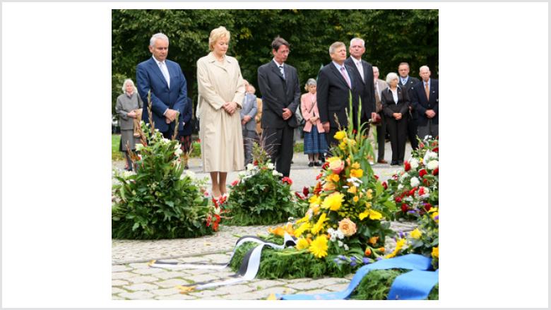 Kranzniederlegung am Vertriebenendenkmal (Theodor-Heuss-Platz)