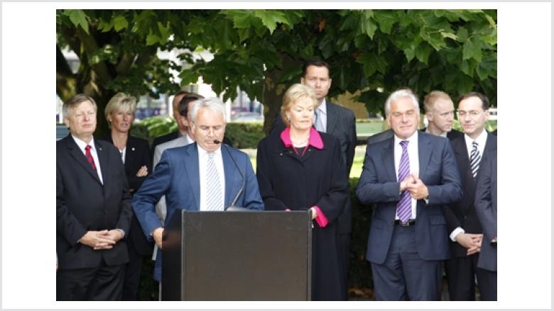 Gedenken an das Unrecht der Vertreibungen am Vertriebenendenkmal (Theodor-Heuss-Platz)